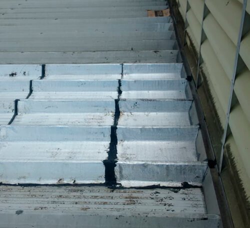 Aplicação de manta asfáltica em galpões industriais